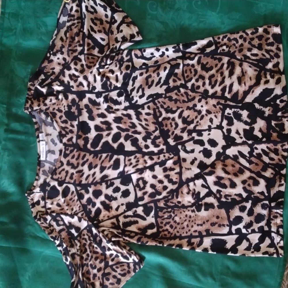 SUSAN GRAVER ANIMAL PRINT FLUTTER SLEEVE TOP WITH PEEK-A-BOO OPENING
